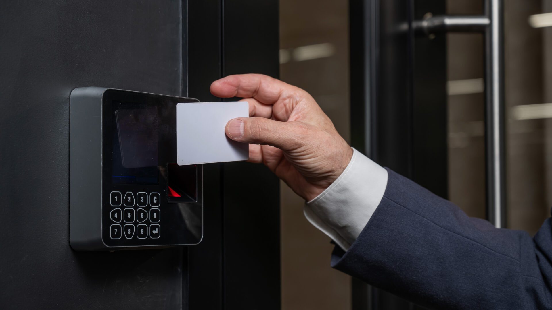 woman_with_card_reader